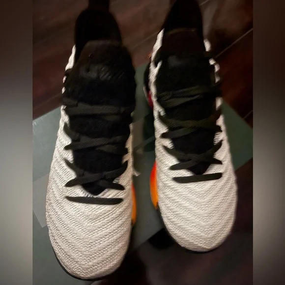 Lebron XVI boys sneakers - Picture 2 of 4